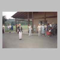 59-09-1034 1. Kirchspieltreffen 1995. Besucher vor der Festhalle machen Erinnerungs-fotos .JPG